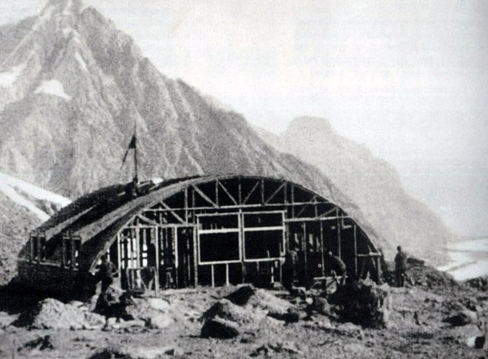 Начало строительства Памирской станции на леднике Федченко. Весна 1932 года.