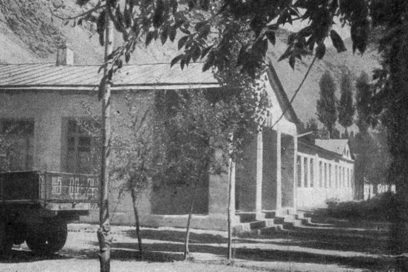 Здание полной средней школы в Хороге.