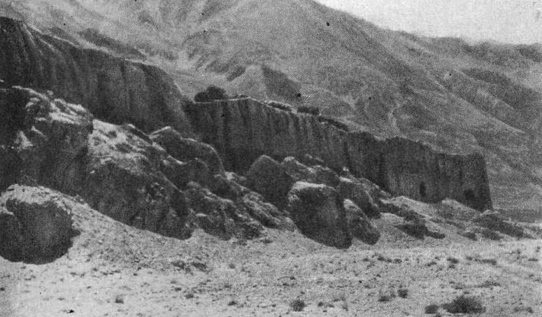 Стена крепости Каахка - древней столицы Вахана и Ишкашима у кишлака Намангут..