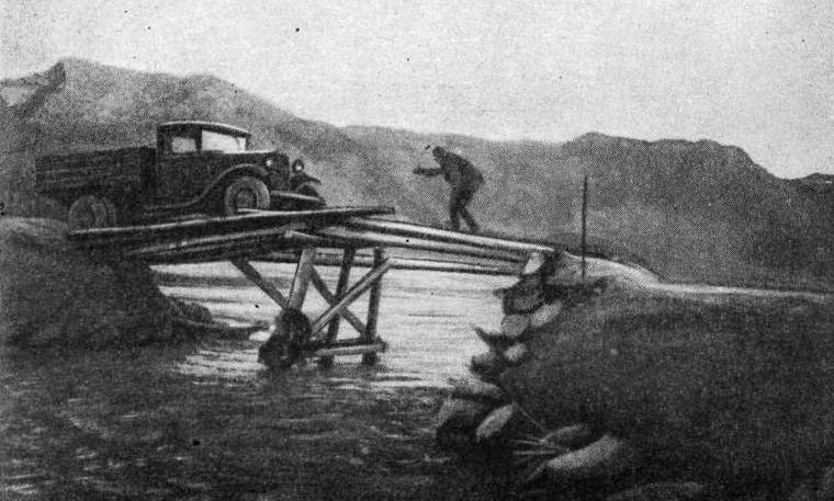 Автомобиль переправляется по первому мосту через реку Мургаб.