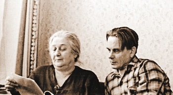  Анна Ахматова читает «Поэму без героя» Павлу Лукницкому. Комарово, 1962 год.