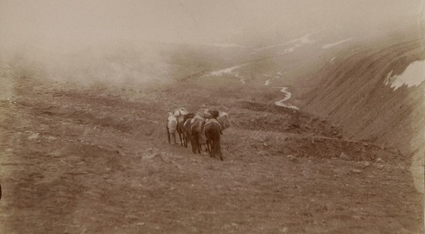 Подъем на перевал Кызыл-арт на Памире.