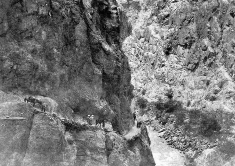 Овринги в горах Памира. Фотография Леона Барщевского (1849 – 1910 г. г.). 