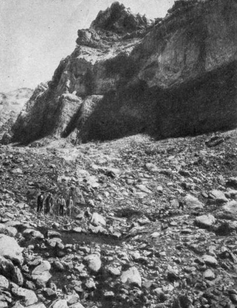 Месторождение ляпис-лазури в мраморной скале на высоте 4 570 метров.