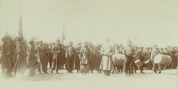 Демонстрация в первые советские праздники в Хиве.