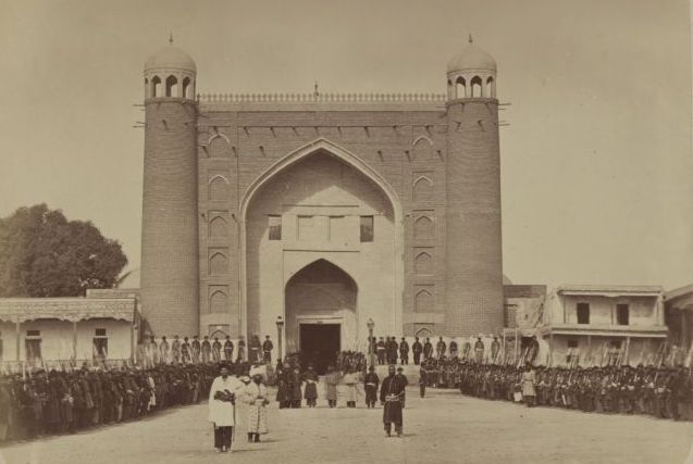 Наружные ворота дворца Худояр-хана в Коканде. Начало XX века.