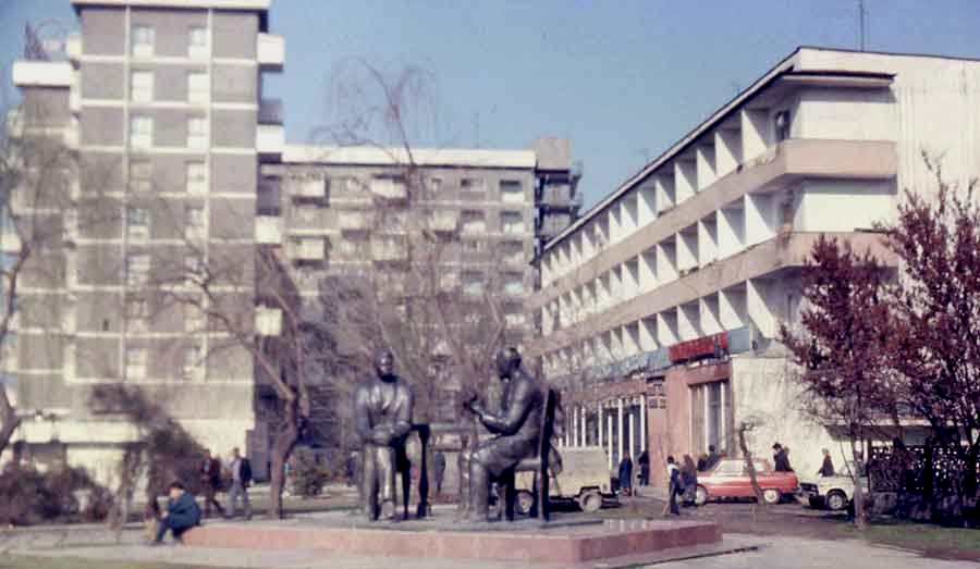 Street Putovskiy - shop "1000 trifles", a sculpture "M. Gorkiy and Sadriddin Aini".