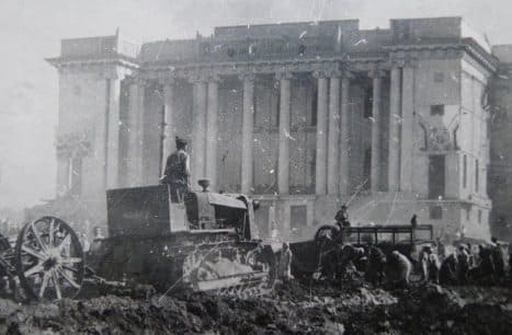Сталинабад (Душанбе), 6 сентября 1947 года. Грейдер планировщик задне — прицепной разравнивает грунт на площади перед театром.
