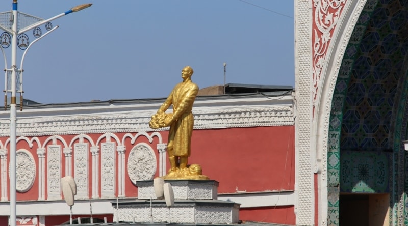 Statue dekhanin from the left party from a front entrance on a market.