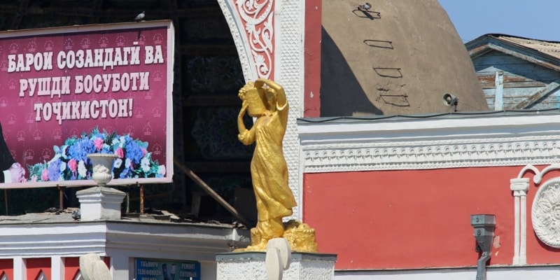 Статуя женщины-дехканки с правой стороны от главного входа на базар.