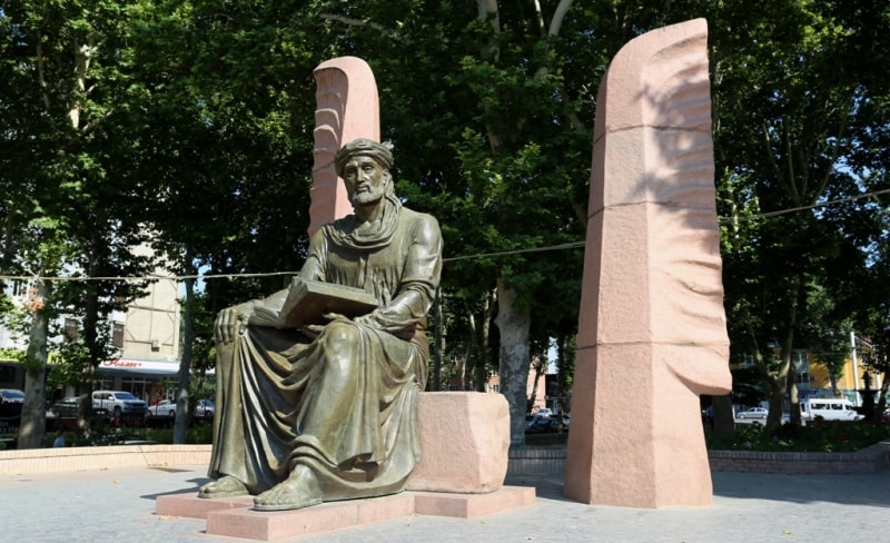 Памятник Камолу Худжанди.