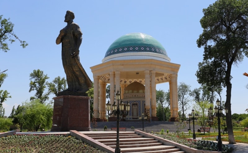 Monument Khudjandi in town park. 