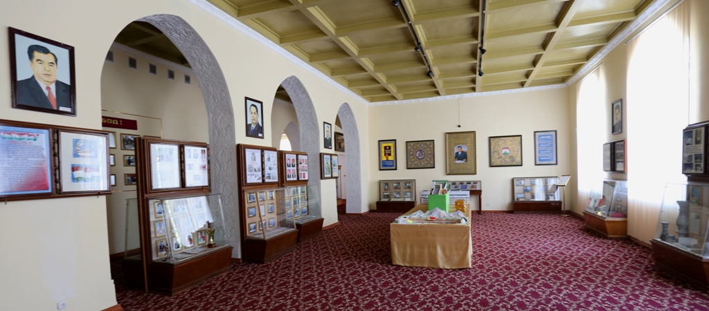 Hall of the modern period of a museum. 
