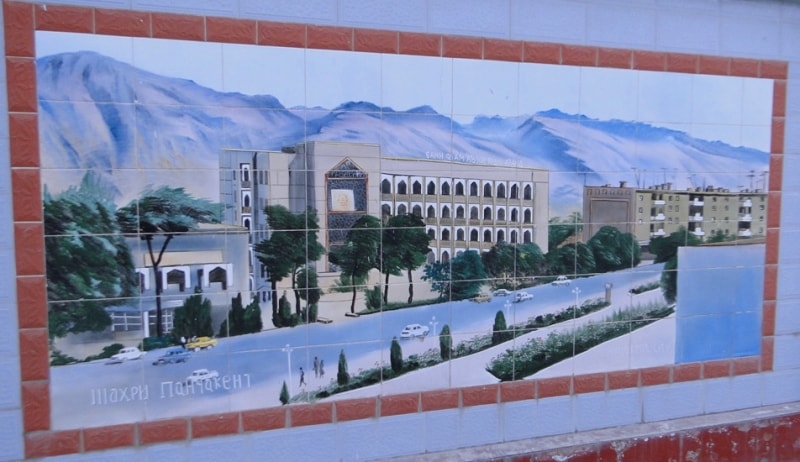 Картинная галерея на заборе цементного завода в Душанбе, здесь изображены основные события истории Таджикистана, портреты выдающихся и исторических личностей.