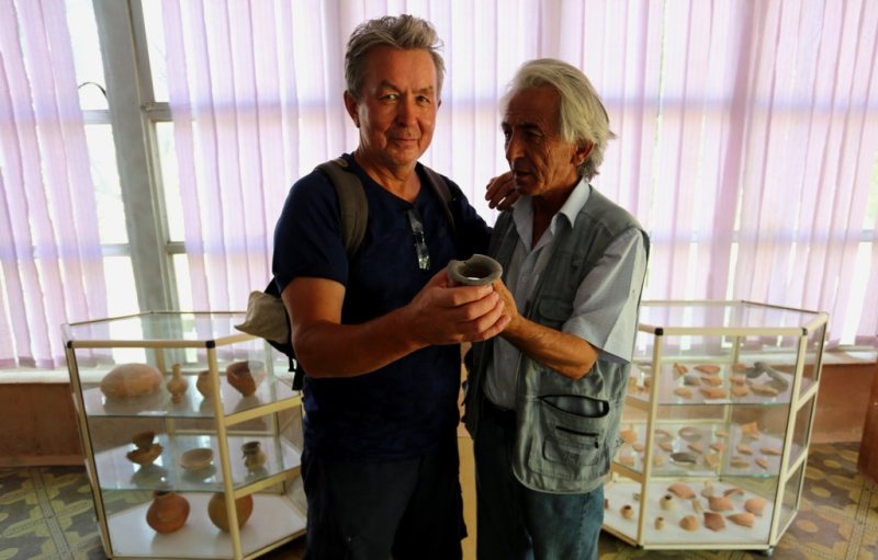 Разаков Рауф с посетителем музея.