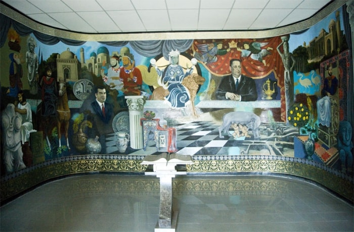 Парадный зал музея с настенной росписью.
