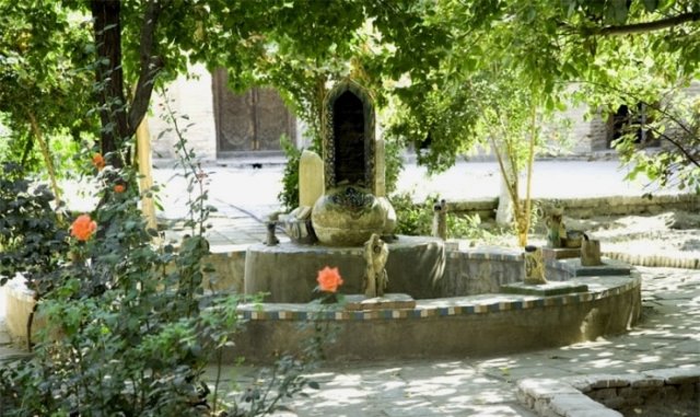 Courtyard of a museum with a fountain.