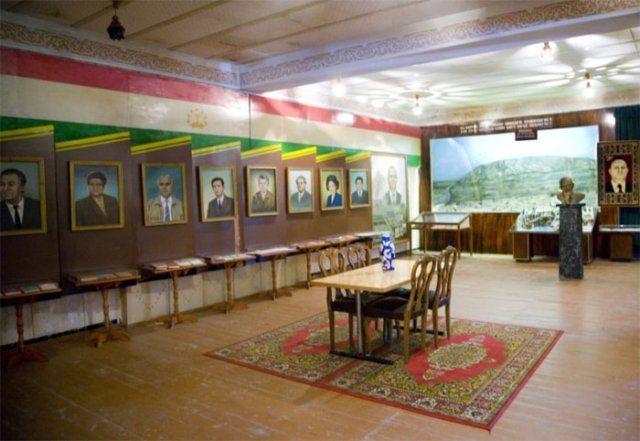 Экспозиция «Работники медицины и врачи Таджикистана и их труды».
