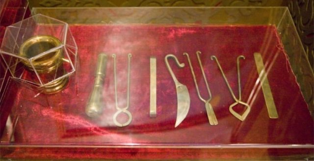 Медицинские инструменты, изготовленные к 1000-летию со дня рождения Абуали Ибни Сино по описаниям в книге «Канон врачебной науки».