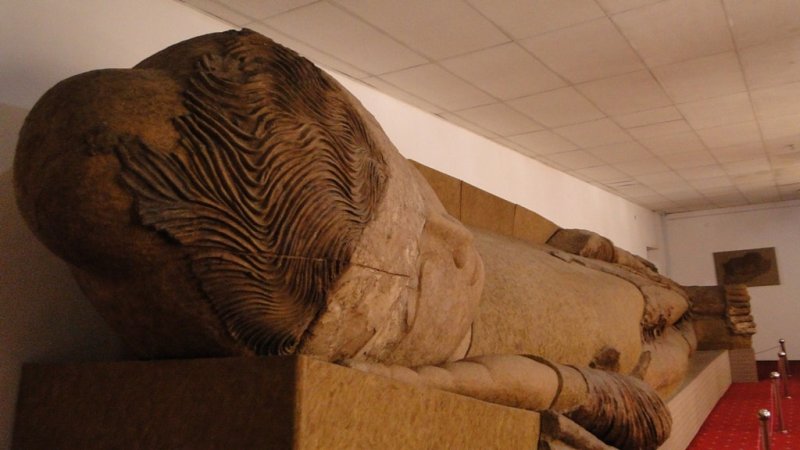 Статуя будды найденная археологами на холме Аджина-Теппе. Музей древностей, город Душанбе.