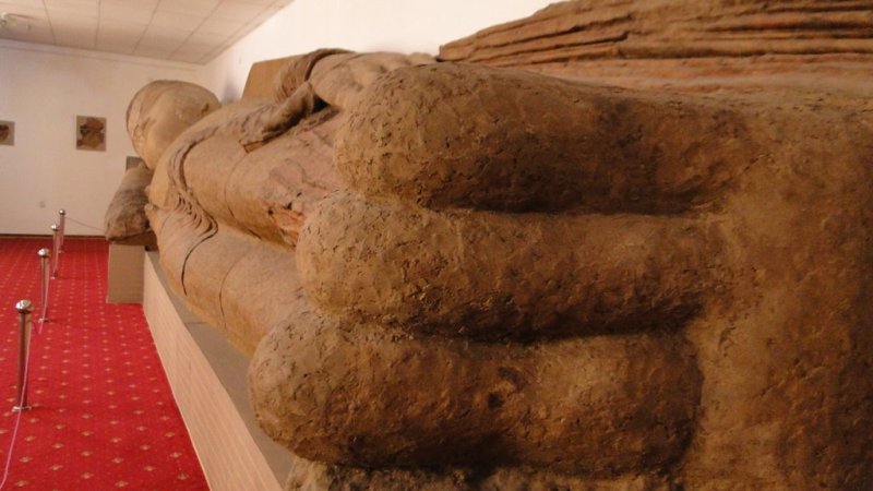 Статуя будды найденная археологами на холме Аджина-Теппе. Музей древностей, город Душанбе.