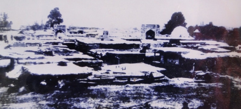 Вид Хисорского базара.Караван-сарай и медресе Кухна. Фотография 1908 года. Автор неизвестен.