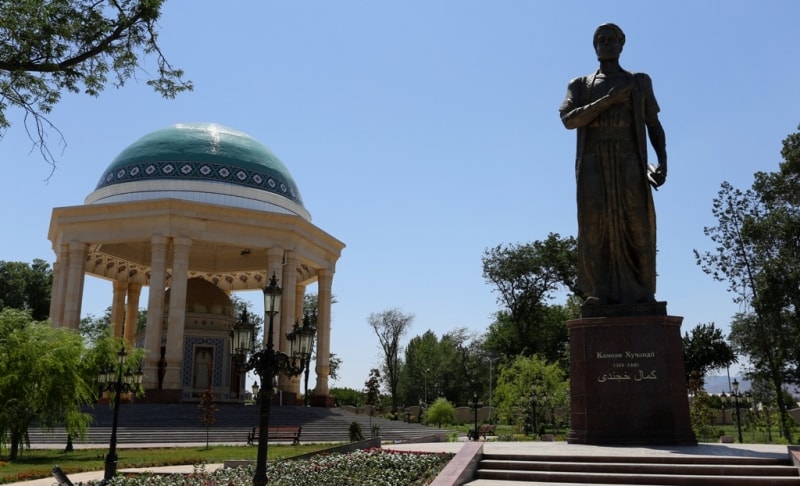 Памятник Камилу Хучанди в городском парке в городе Худжанд.