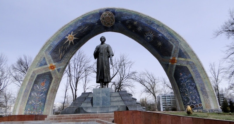 Памятник Рудаки в Душанбе.