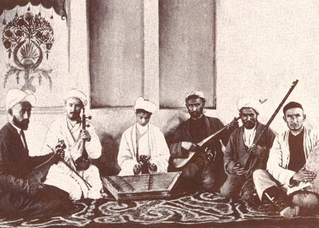Странствующие музыканты в Чарджуе. Почтовая открытка анонимного издательства, после 1909 г.
