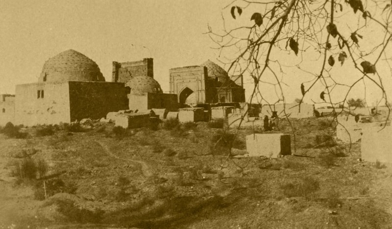 Ансамбль мавзолеев Наджм-ад-дина Кубры расположен на мусульманском кладбище, разросшемся за многие столетия вокруг древних погребальных сооружений в Куня-Ургенче. Фотография 1948 года, XX века.