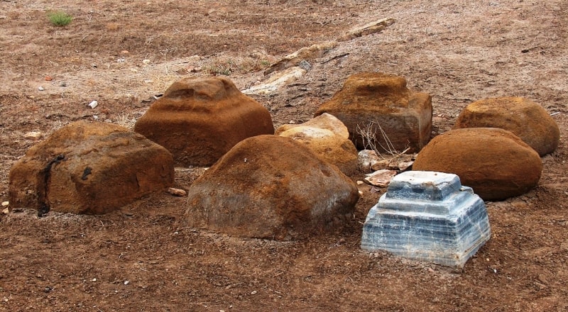 Каменные базы деревянных колонн рядом с минаретом Мамуна.