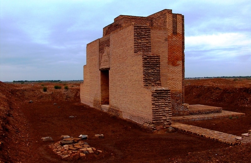 Портал неизвестного сооружения на территории архитектурно-исторического заповедника Старый Куня-Ургенч.