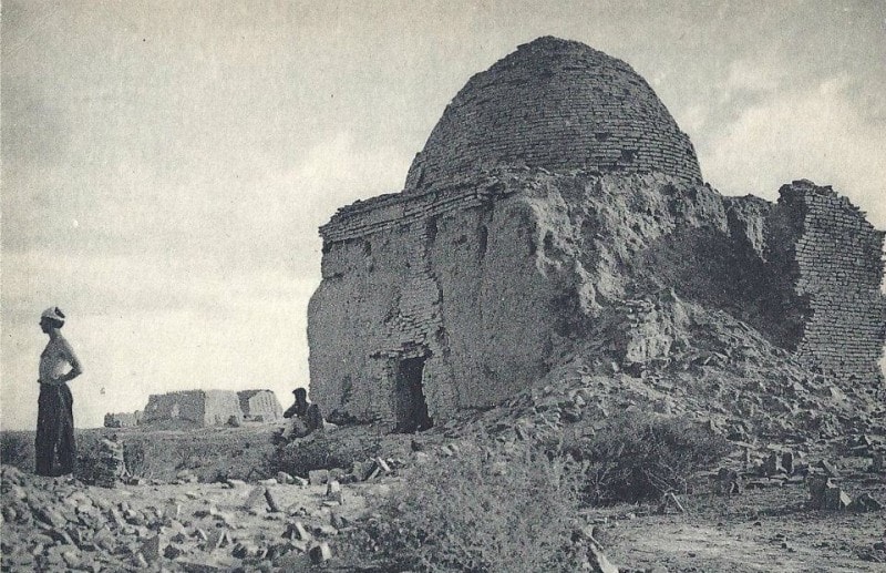 На фоне мавзолея, слева видна крепость Большая Гыз кала.