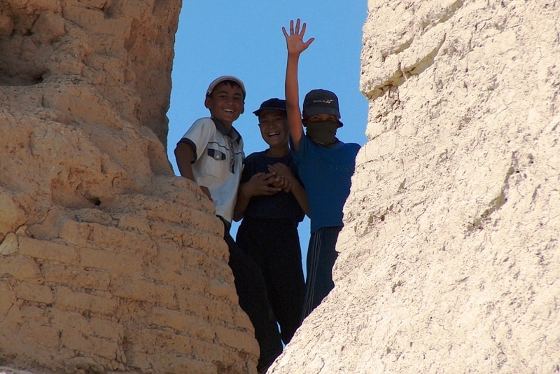 Children on the ancient fortress Big Gyz kala. 