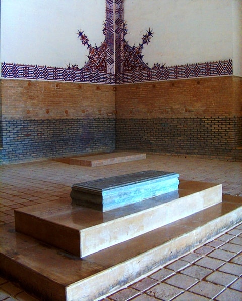 Надгробие в мавзолее Султана Санджар. Апрель 2008 года.