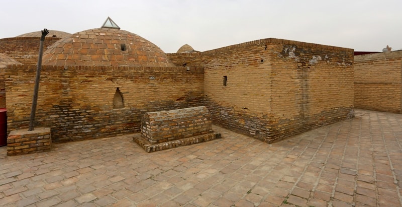 Могила святого заключенных “Кучкар-Ата” (VIII в.) в зиндане-тюрьме в Бухаре.