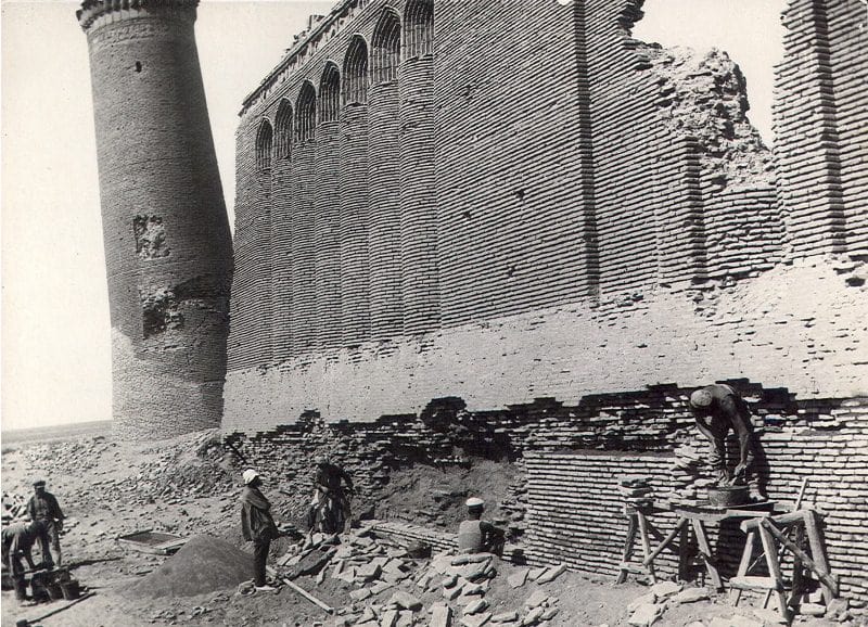 Reinforcement of the foundations of the western wing of the facade of Rabat-i Malik, 1928.