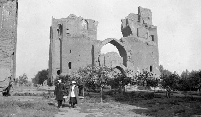 The market and mosque Bibi Khanym. Photographer Paul Nadar.