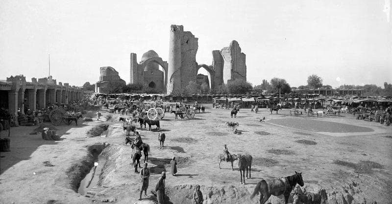 The market and mosque Bibi Khanym. Photographer Paul Nadar.