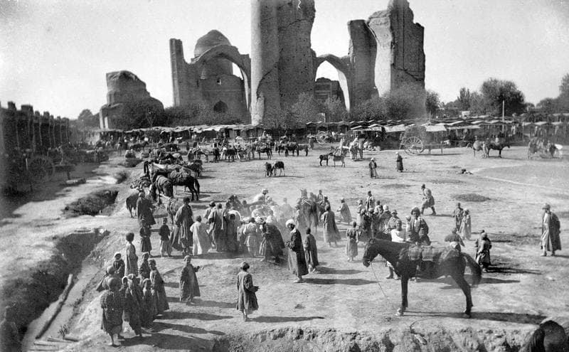 The market and mosque Bibi Khanym. Photographer Paul Nadar.