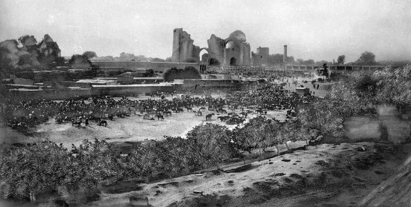 The market and mosque Bibi Khanym. Photographer Paul Nadar.