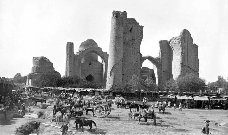 The market and mosque Bibi Khanym. Photographer Paul Nadar.