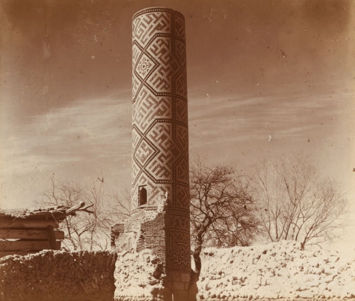 Bibi Khanum. East minaret (only).