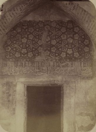 Мавзолей эмира Тимура Курагана (Гур-Эмир). Надпись над дверью в коридоре.