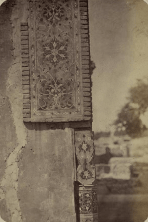 Мавзолей эмира Тимура Курагана (Гур-Эмир). Капитель колонны и часть отделки на северном фасаде.
