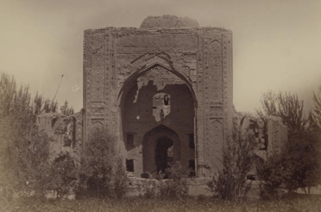 Ishrat Khan, the ruins of the summer palace of Tamerlane. Main facade (western). Photo from Turkestan album.