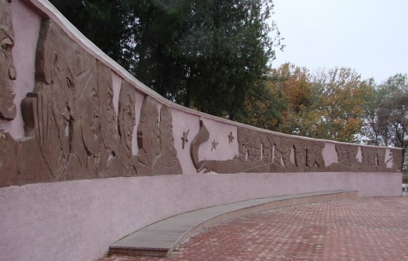 Памятник Улугбеку у обсерватории.
