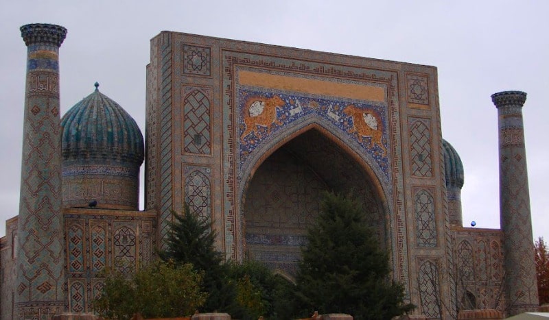 Minarets of Sher-dor madrasah.