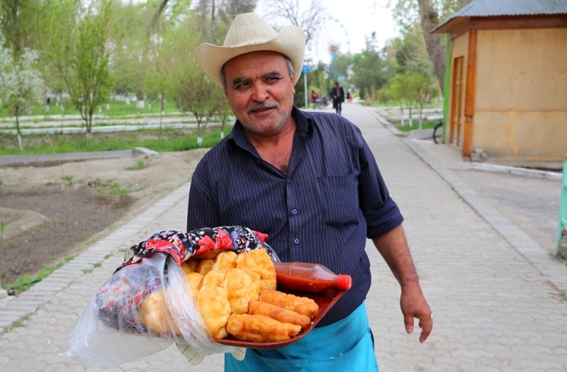 Продавец пирожков в Бухаре.