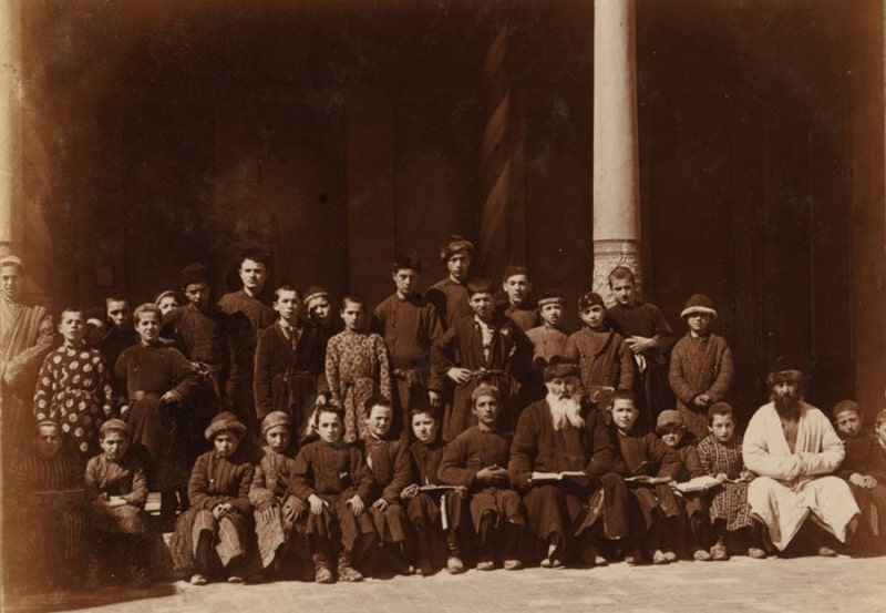 . М.С.М. Прокудин-Горский. Еврейские школьники с учителем. Самарканд. Январь, 1907 год.
